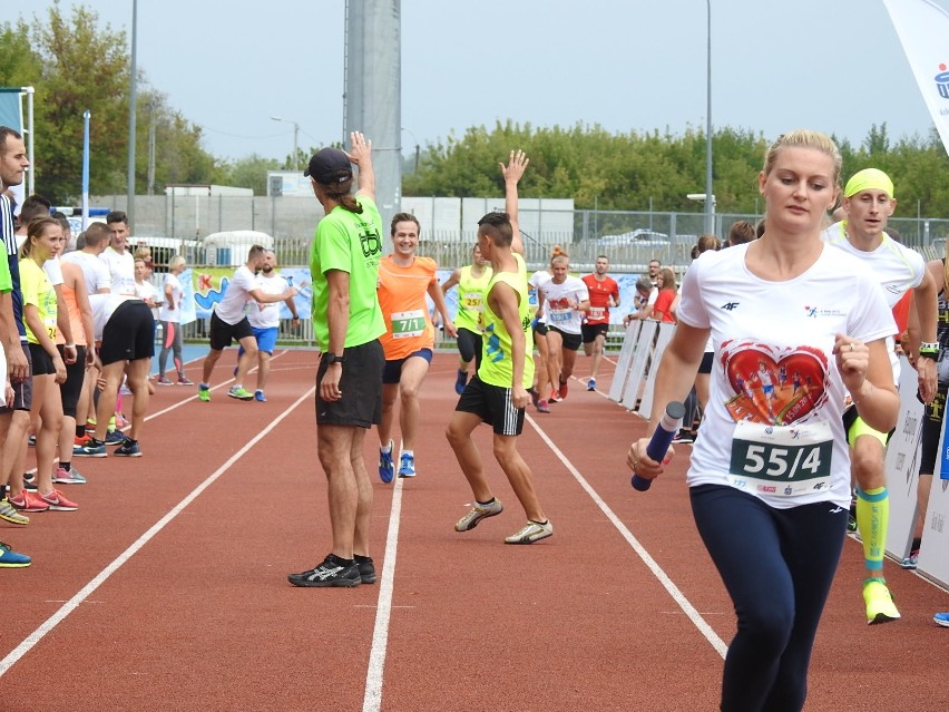 Łomża. 4. edycja PKO Bieg Charytatywny na stadionie. Pomagali z każdym krokiem i pokonywali rekordy [ZDJĘCIA, WIDEO]