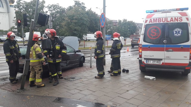 28 września pan Adrian miał wypadek na skrzyżowaniu ulic Żeromskiego i Pułaskiego w Białymstoku. Kobieta kierująca BMW wjechała na skrzyżowanie na czerwonym świetle i staranowała jego samochód. Siła uderzenia była tak wielka, że jego volvo obróciło się o 360 stopni i ścięło słup sygnalizacyjny. Gdyby nie ten słup samochód potrąciłby jeszcze pieszego czekającego przed przejściem.