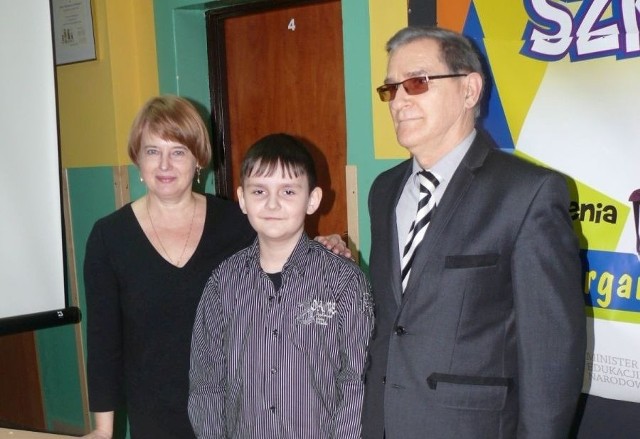 Od lewej: Wiesława Pasternak, która przygotowywała uczniów, Igor Grad oraz Ryszard Bielak, dyrektor szkoły w Podchojnach.