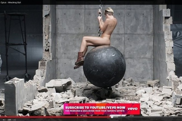 Miley Cyrus nago w teledysku "Wrecking Ball" (fot. screen z youtube.com)