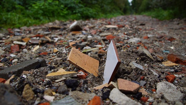 Internauta ze Sławna zaalarmował naszą redakcję o gruzowisku, kt&oacute;re znajduje się na kr&oacute;tkim odcinku Sławieńskiego Szlaku Rowerowego w Pomiłowie (gmina Sławno). Jak poinformowały nas władze gminy teren jest utwardzany, ponieważ tworzyły się koleiny. - Nie ma możliwości przejechania rowerem. Są tu jakieś połamane płytki ceramiczne, kawałki cegieł. Tą ścieżką zawsze jeżdżę do Gwiazd&oacute;wka. Widać, że nie jest to skończona robota - m&oacute;wi nam mieszkaniec Sławna, kt&oacute;ry rowerem jeździ tą drogą na grzyby. Jak się okazało gruz rozsypany został przez pracownik&oacute;w Urzędu Gminy Sławno.  - Został tam rozłożony gruz mielony. Mieliśmy problem z tą drogą, na kt&oacute;rej powstały koleiny. Prosimy rowerzyst&oacute;w, żeby tymczasowo korzystali z gł&oacute;wnej drogi znajdującej się we wsi Pomiłowo - m&oacute;wi nam Ryszard Stachowiak, w&oacute;jt gminy Sławno. Włodarz tłumaczy, że gmina dowozi tą drogą piasek na przyszłą przystań kajakową, kt&oacute;ra powstanie w pobliżu Sławieńskiego Szlaku Rowerowego. Gmina zapewnia, że droga, na kt&oacute;rej jest obecnie gruz zostanie zasypana kruszywem odpowiednim dla rower&oacute;w. Zobacz także Inauguracja nowej fontanny w Sławnie&lt;script async defer class=&quot;XlinkEmbedScript&quot; data-width=&quot;640&quot; data-height=&quot;360&quot; data-url=&quot;//get.x-link.pl/2da65031-85bf-a8f9-2c42-0fa5f6ca78b1,8a6f5134-3035-6cc1-8762-2b1deeee60ac,embed.html&quot; type=&quot;application/javascript&quot; src=&quot;//prodxnews1blob.blob.core.windows.net/cdn/js/xlink-i.js?v1&quot;&gt;&lt;/script&gt;