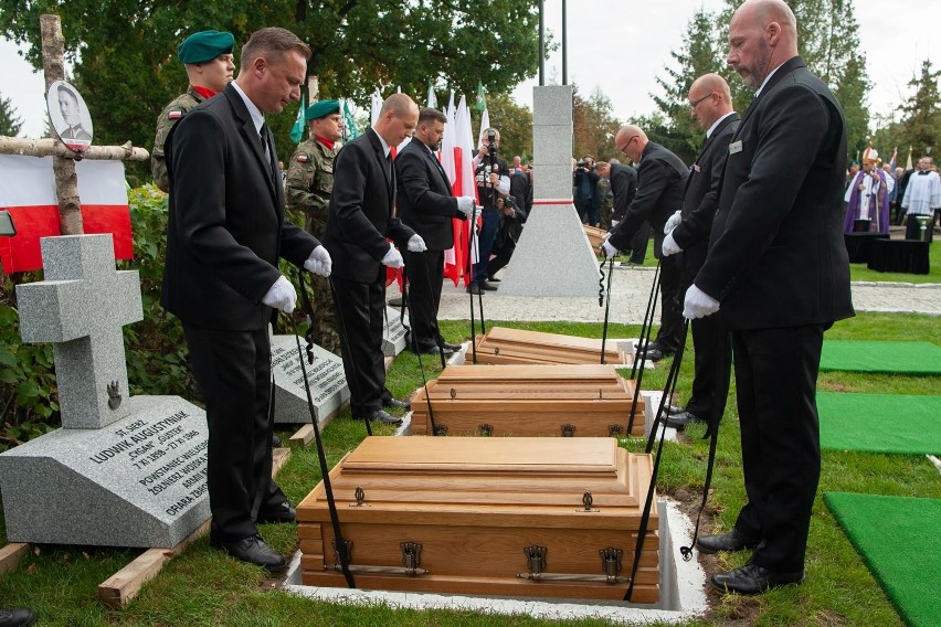 Żołnierze niezłomni spoczęli na cmentarzu komunalnym przy...