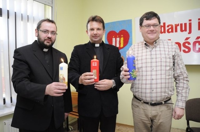 Od prawej: Marek Masalski z Eleosu, ks. Grzegorz Kłoczko, dyrektor białostockiej Caritas oraz ks. Tomasz Wigłasz, szef Diakonii mają nadzieję, że wierni ich nie zawiodą i chętnie będą kupować kolorowe wigilijne świece.