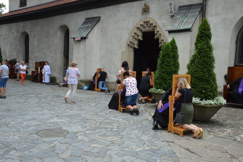 Nowy Sącz.  Msza odpustowa dla dzieci i szczególne błogosławieństwo biskupa Mirosława Gucwy [ZDJĘCIA]