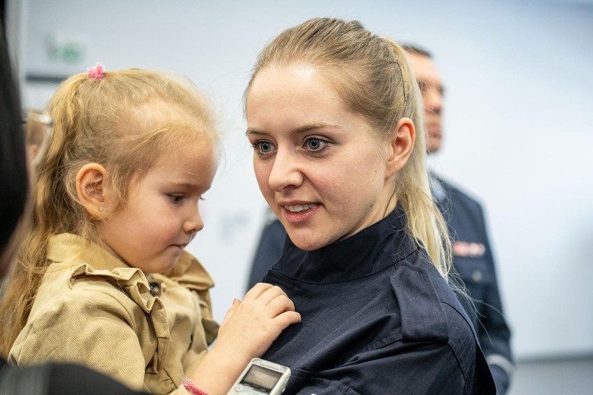 Wśród 27 nowo przyjętych policjantów jest 8 kobiet. Po...