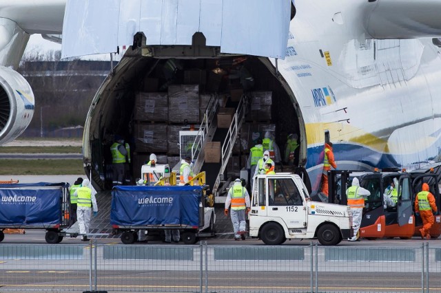 14.04.2020 warszawa lotnisko chopina cargo przylot samolotu antonow an-255 mrija ze sprzetem medycznym na pokladzie sprzet medyczny maseczki kombinezony i przylbice an 255 cargo warszawa nz rozladunek samolotu fot. szymon starnawski / polska press