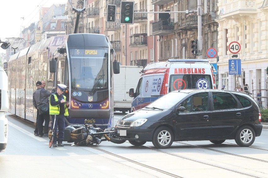 Wypadek na Traugutta. Motocyklista ranny, nie jeżdżą tramwaje (ZDJĘCIA)