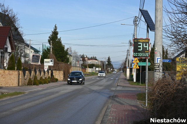 Bezpieczniej przy szkołach w gminie Daleszyce. Zainstalowano radarowe wyświetlacze prędkości.