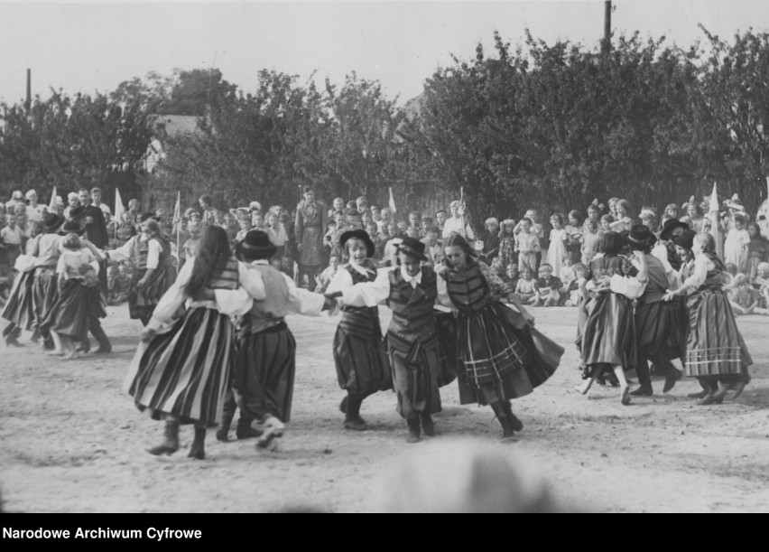 Tańce ludowe w wykonaniu dzieci ubranych w stroje łowickie 1937 rok