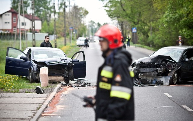 Mazda i opel zderzyły się czołowo na ul Tomaszowskiej, między ul. Bławatną a Poetycką