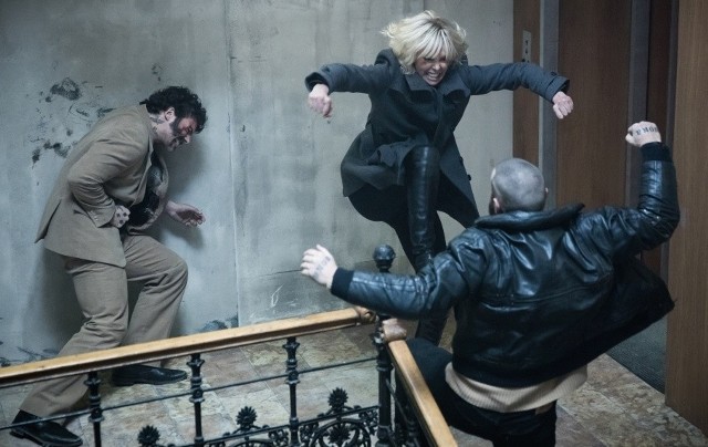 Na seansie „Atomic Blonde” czekamy na moment, kiedy Charlize Theron jednym kopnięciem rozwali Berliński Mur