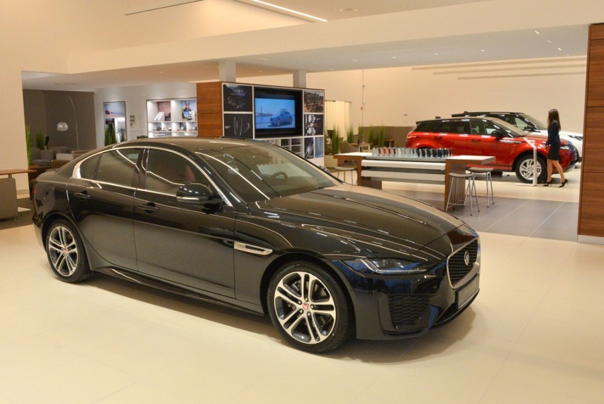 Luksusowy salon Jaguara i Land Rovera w Kielcach już otwarty. Można tu kupić auto nawet za... milion złotych   