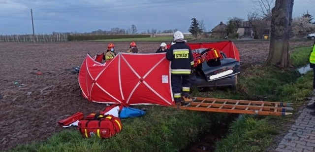 Kierująca samochodem 51-letnia kobieta zginęła na miejscu. Zobacz więcej zdjęć --->