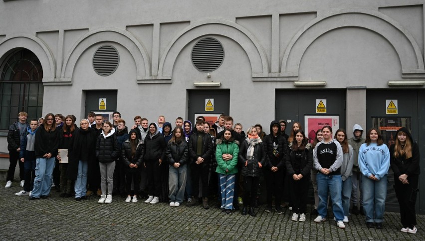 Uczniowie z Garbatki-Letniska odwiedzili Muzeum Powstania Warszawskiego. To była niezwykła lekcja historii. Zobaczcie zdjęcia
