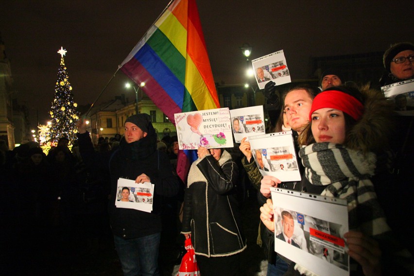 Manifestacja w obronie praw kobiet na Placu Wolności. Protest zgromadził około 500 osób [zdjęcia]