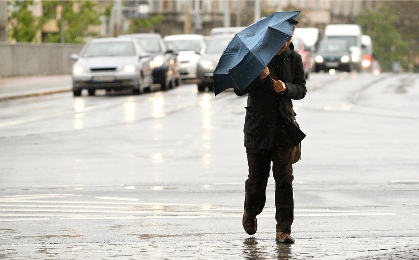 Meteorolodzy ostrzegają! Niż Korneliusz nad Polską. Nadciąga silny wiatr. Ostrzeżenia pogodowe dla połowy kraju! [MAPY POGODOWE]