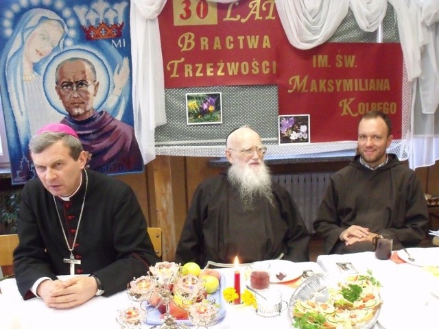 Bracia kapucyni: Apolinary i Piotr oraz ks. bp. Tadeusz Bronakowski przyjechali na jubileusz Bractwa Trzeźwości w farze