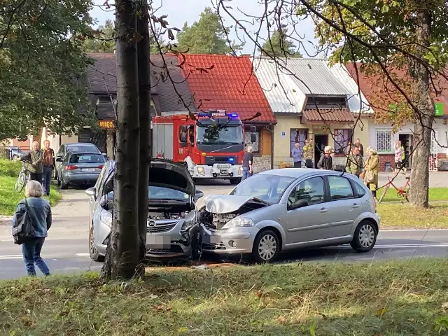 Wypadek dwóch samochodów osobowych na Zawierciańskiej w Kluczach