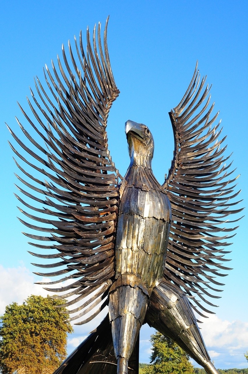 Pomnik orła na terenie Muzeum Hymnu Narodowego w Będominie