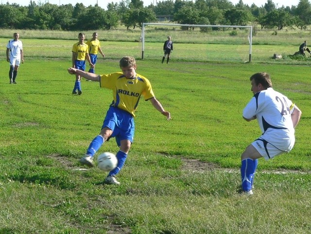 Piłkarze Zawiszy Sienno (przy piłce Sebastian Klaus), wygrali ostatnie spotkanie z Iskrą Janów 2:0, ale nie awansowali do klasy okręgowej.