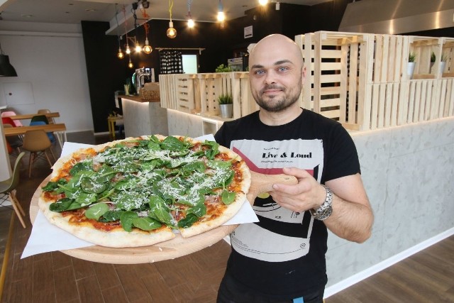 Na zdjęciu Filip Lech z Pizzerii Kilo Mąki zaprasza do nowej siedziby przy ulicy św. Leonarda.