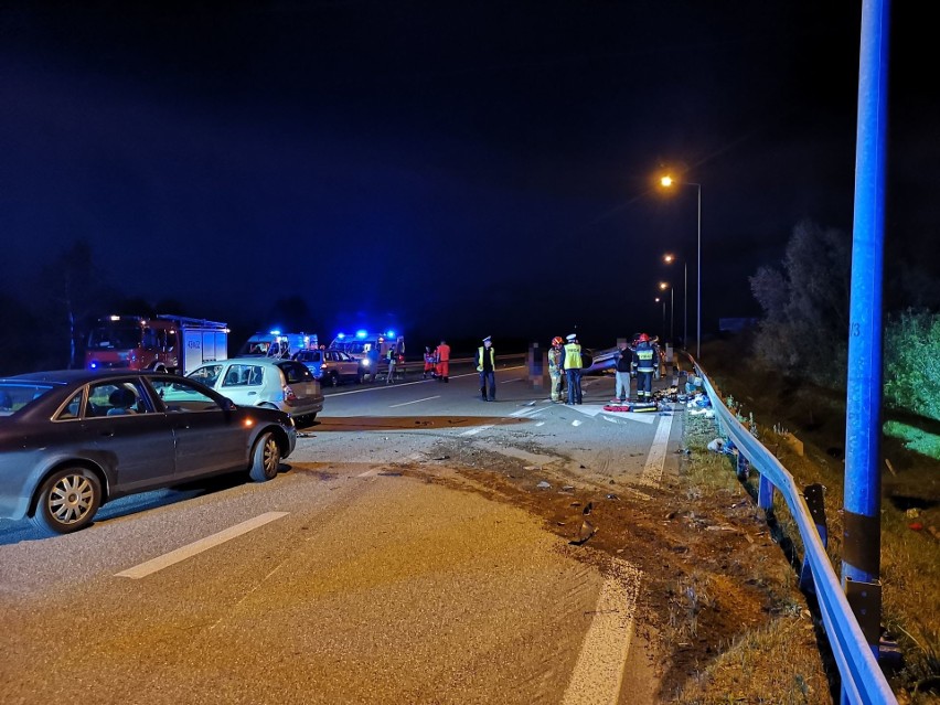 Groźny wypadek na obwodnicy Ełku: Samochód dachował. Troje dzieci poszkodowanych [ZDJĘCIA]