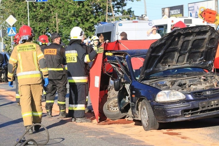 Poważny wypadek pod Selgrosem w Długołęce. Jedna osoba nie żyje