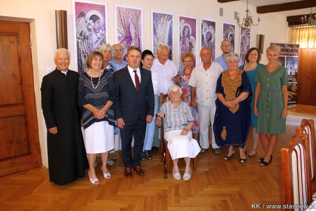 Pani Zdzisława Nasternak (w środku) świętowała swoje setne urodziny