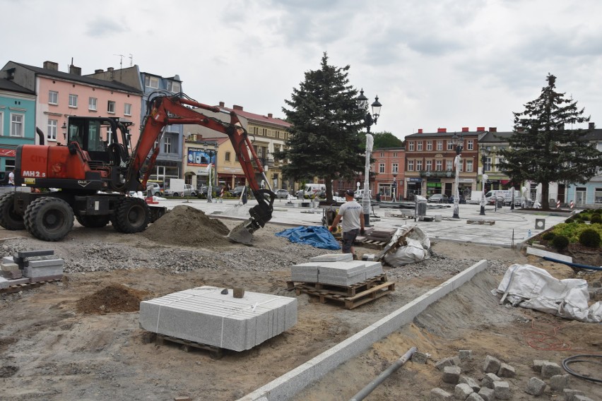 Na koronowskim rynku praca wre. Budowlańcy skończą z robotą...