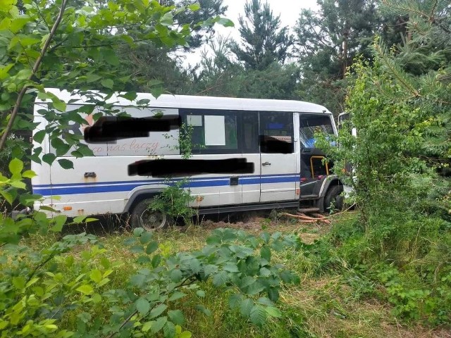 Wypadek w Kolonii Inwalidzkiej w gminie Kunów. Bus kursowy zjechał z drogi.