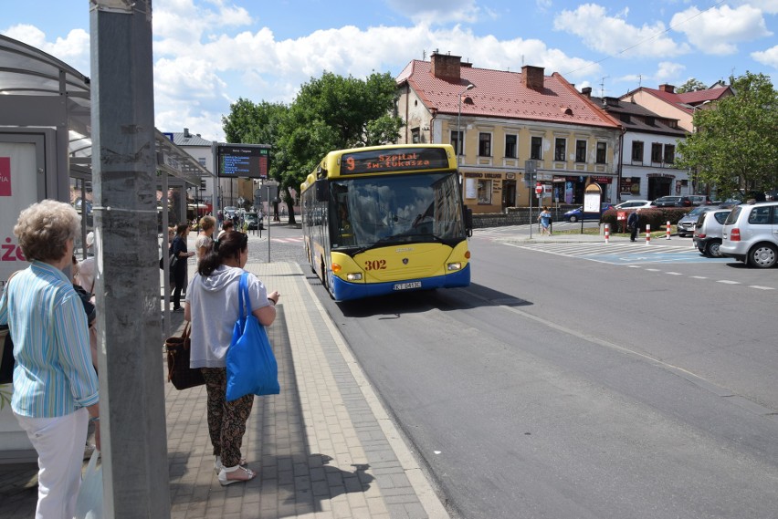 Tarnów. Radni przegłosowali nowe ceny biletów autobusowych oraz zwolnili z opłat uczniów szkół podstawowych