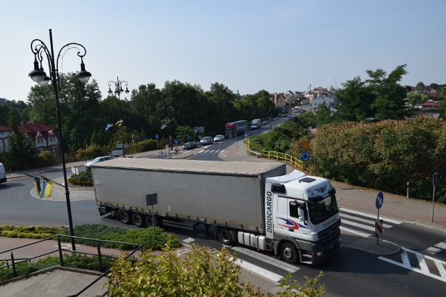 Latem natężenie ruchu transportowego przez centrum krajeńskich miast szczególnie daje się we znaki mieszkańcom