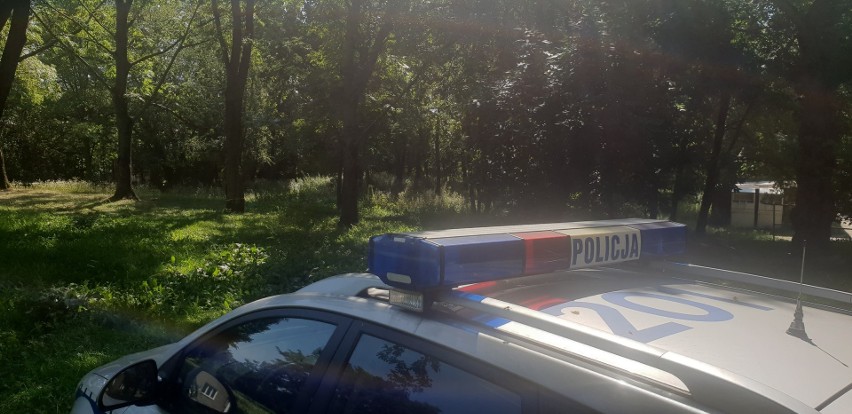 Tajemnicza śmierć mężczyzny w zarośniętej części parku na Starym Widzewie ZDJĘCIA