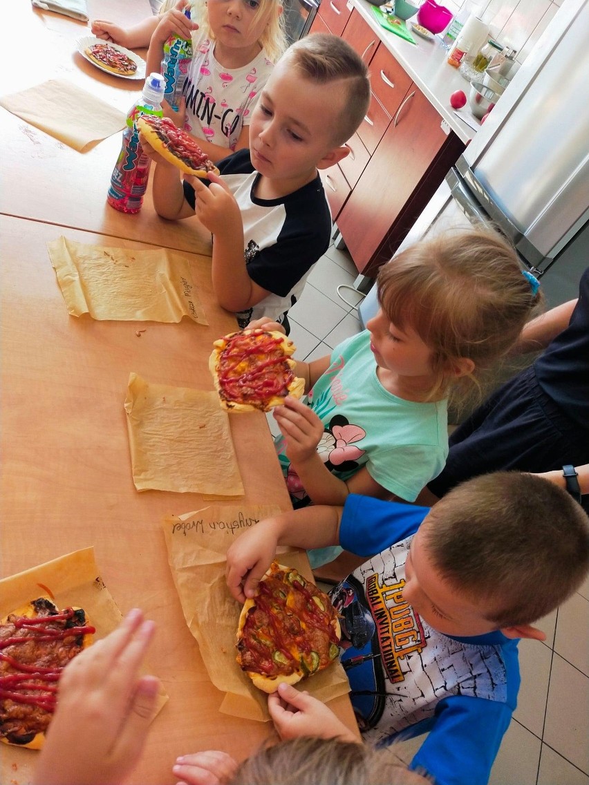 Warsztaty kulinarne w Centrum Kultury w Rytwianach. Dzieciaki przygotowywały pizzerinki (ZDJĘCIA)