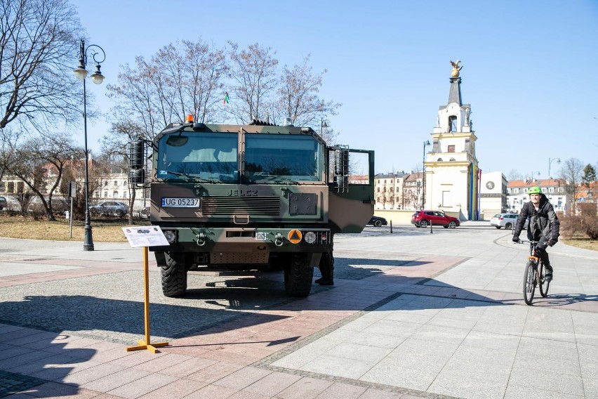 Na placu przed Teatrem Dramatycznym ustawiono pojazdy oraz sprzęt wojskowy. Wszystko w ramach akcji pod kryptonimem „Bull Run – 18”