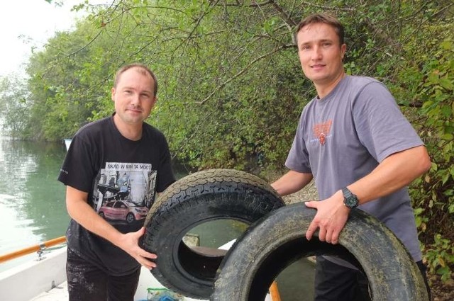 W tym roku z kamionki Piast wywieziono już 32 tony śmieci. Dno wyrobiska i brzegi sprzątało kilka organizacji. Ostatnią akcję, w której wzięło udział kilkadziesiąt osób, zorganizowano we wrześniu.