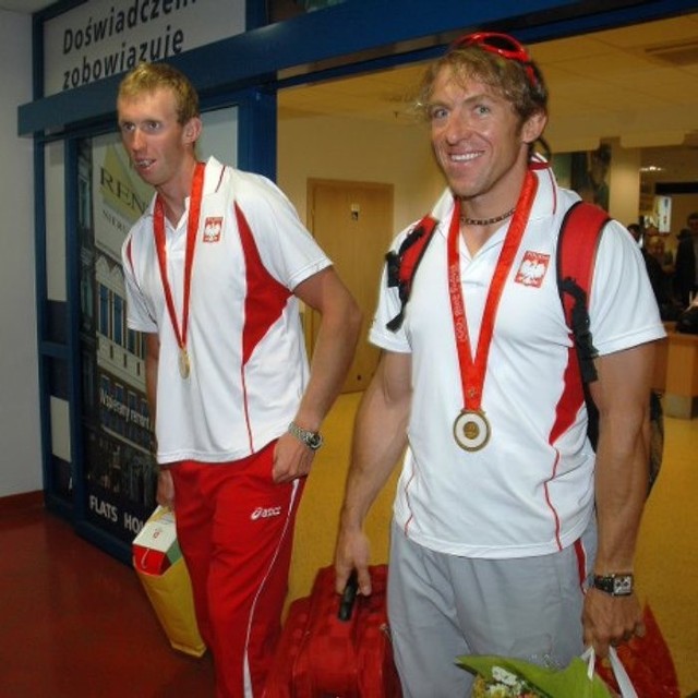 Zloci medaliści wrócili do domuZloci medaliści igrzysk w Pekinie - Marek Kolbowicz i Konrad Wasielewski wylądowali na lotnisku w Goleniowie.
