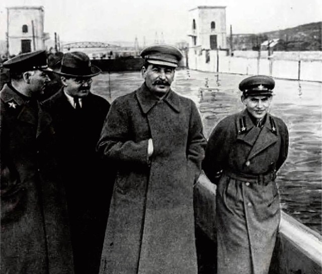 Od prawej: szef NKWD Nikołaj Jeżow, Józef Stalin, minister spraw zagranicznych Wiaczesław Mołotow