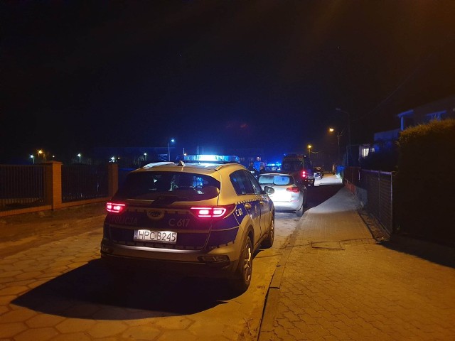Policja szuka uzbrojonego 37-latka z Aleksandrowa Kujawskiego. Mężczyzna porwał taksówkę. W budynku padły strzały