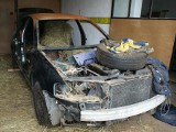 Arsenał broni i spalone samochody na prywatnej posesji! (zdjęcia)