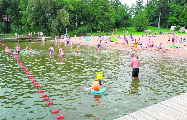 W gminnym ośrodku wypoczynku w Zalesiu nie ma tłumów. Nad bezpieczeństwem kąpiących się czuwa ratownik.