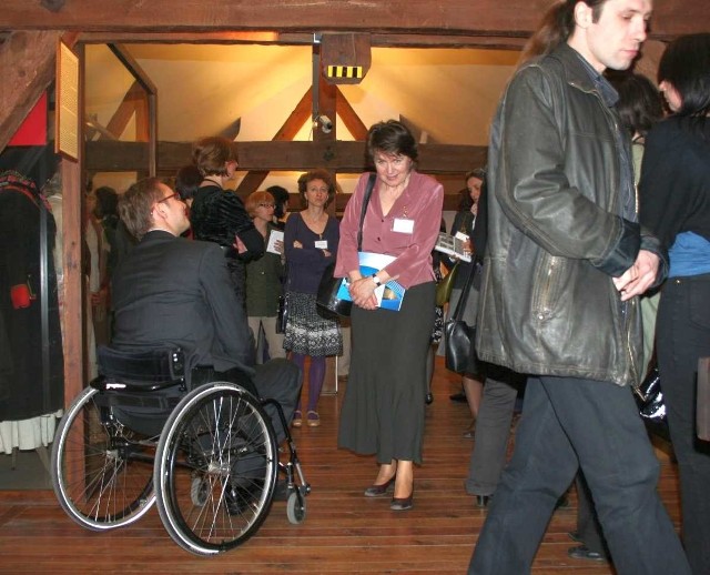 Muzeum ułatwia niepełnosprawnym udział w wystawach.