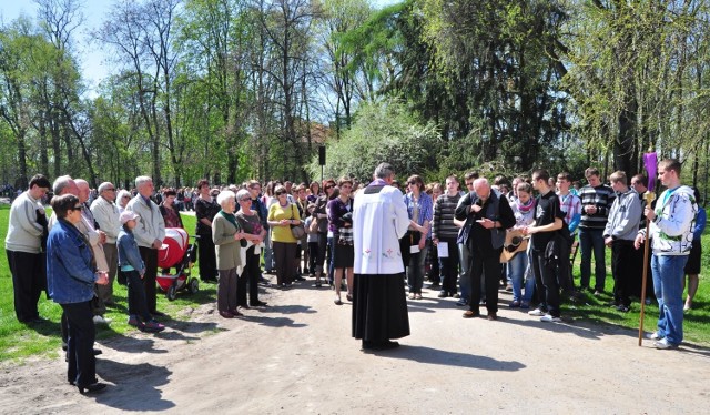 W Wielki Piątek w tarnobrzeskim parku dzikowskim odbyła się Droga Krzyżowa.
