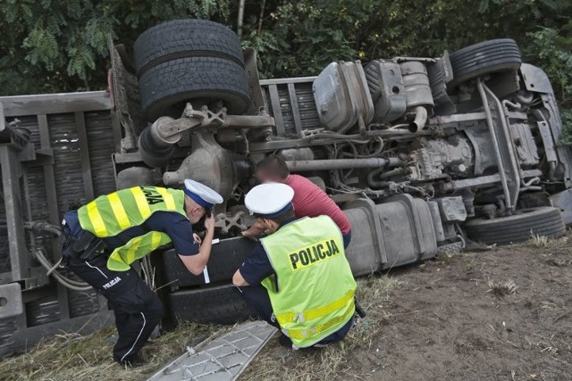 Ciężarówka wyładowana śmieciami jechała w kierunku Sulechowa. Na wysokości Raculi na S3 wjechał w nią kierujący skodą. – Zobaczyłem tylko jak wjeżdża prosto pod moje auto. Starłem się zrobić wszystko, aby tylko nie uderzyć w skodę – opowiada nam kierowca ciężarówki.Kierujący tirem odbił w lewo, ale nie udało mu się uniknąć zderzenia. Uderzając w bok osobówki stracił panowanie nad pojazdem. – Zaczęło mną miotać i wypadłem z drogi – opowiada.Ciężarówka przecięła przeciwległy pas ruchu i spadła z wysokiej skarpy tuż obok wiaduktu. – Na szczęści nikt akurat nie jechał z naprzeciwka, bo wtedy staranowałbym pojazd lub pojazdy – przyznał z bezsilnością w głosie.Ciężarówka spadła ze skarpy zatrzymując się na drzewach. Pojazd leżał na dachu. Na miejsce przyjechała policja oraz pomoc drogowa. Nikomu nic się nie stało. Wyciąganie ciężarówki z pobocza zajęło kilka godzin.Przeczytaj też:   Fikcyjna firma działała w Zielonej Górze. Prokuartura: wyłudzono 95 mln zł zwrotu podatku VAT