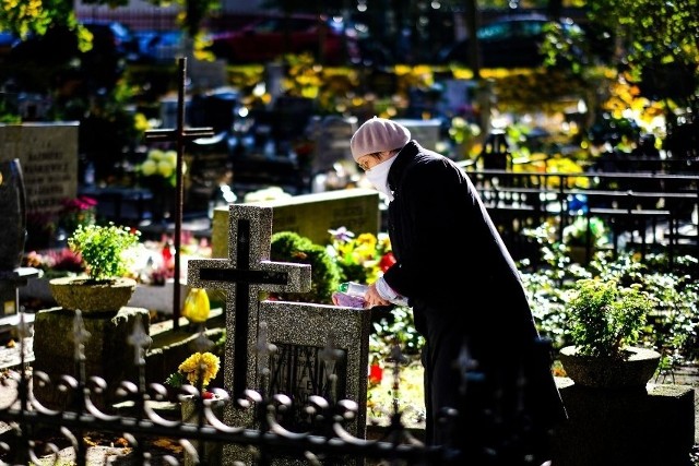 Obecnie stosowane prawo pogrzebowe opiera się na Ustawie o cmentarzach i chowaniu zmarłych z 1959 roku. Nie trzeba być znawcą prawa, by wiedzieć, że obrzędy i zwyczaje związane z pochówkiem przez ten czas uległy zmianie.