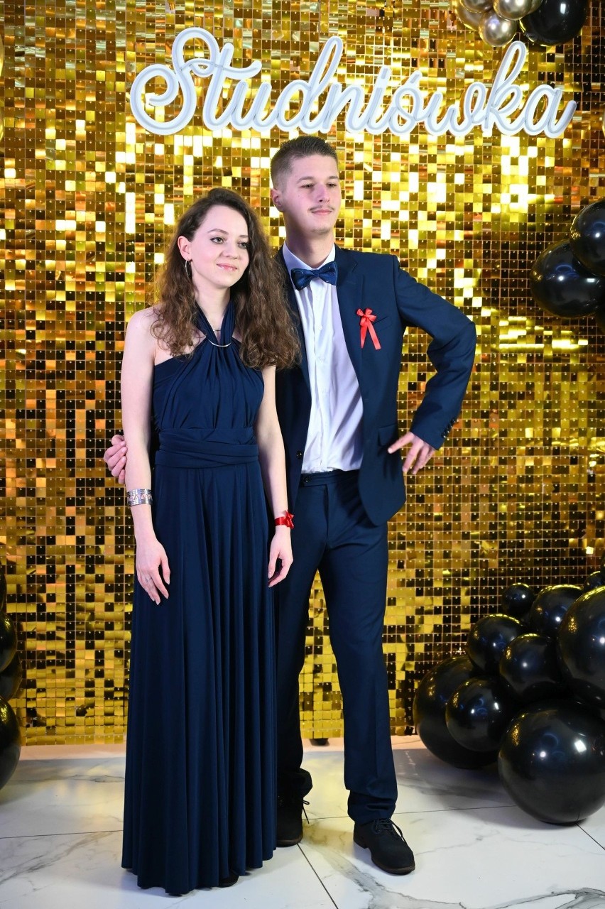 Ależ piękne pary! Młodzież z Zespołu Szkół Ekonomicznych przy Langiewicza w Kielcach wyglądała obłędnie