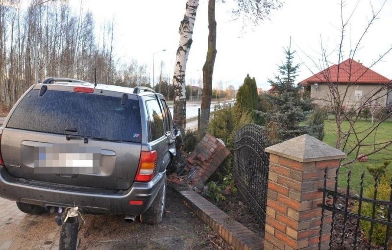 Pisz. Pijany kierowca jeepa wjechał w ogrodzenie (zdjęcia)