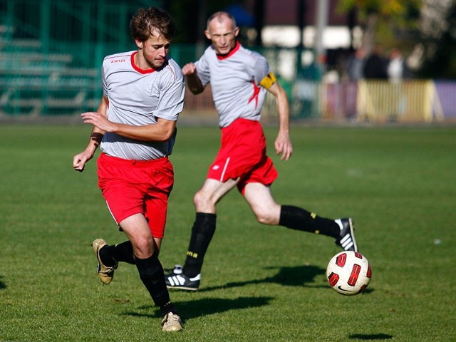 Łukasz Korab (na pierwszym planie) zdobył gola na 0-2, ale trener kolbuszowian Robert Szalony (na drugim planie) był niepocieszony błędami przez które w końcówce Kolbuszowianka o mało co nie straciła punktów.