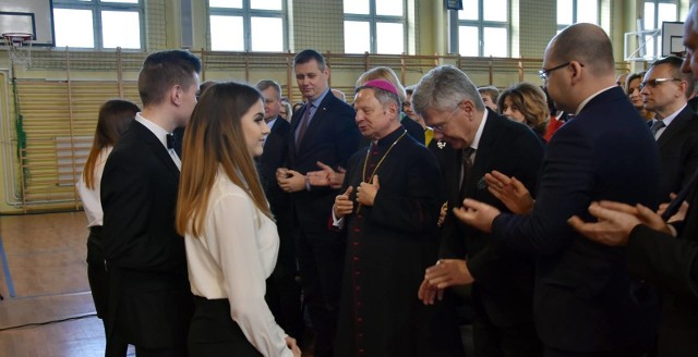 Wielu gości, w tym także ks. biskup Henryk Tomasik, a także marszałek Senatu Stanisław Karczewski, przybyło na spotkanie.