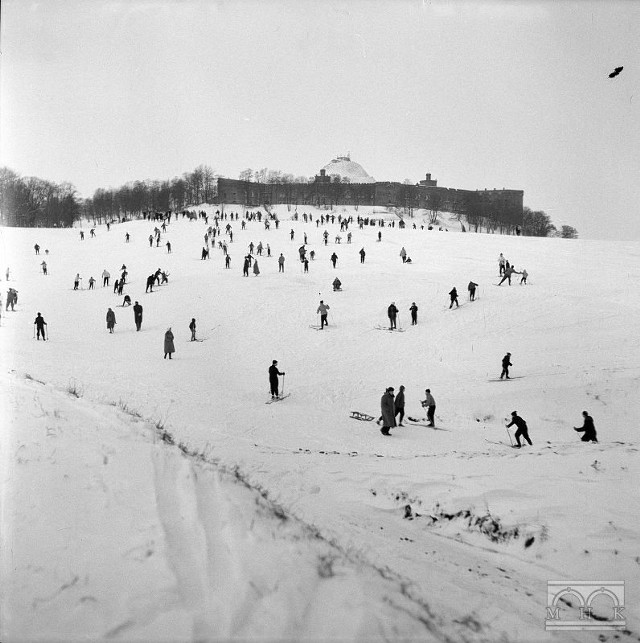 Pod Kopcem Kościuszki było kiedyś prawdziwe centrum sportów zimowych. 2 połowa lat 50. XX w.